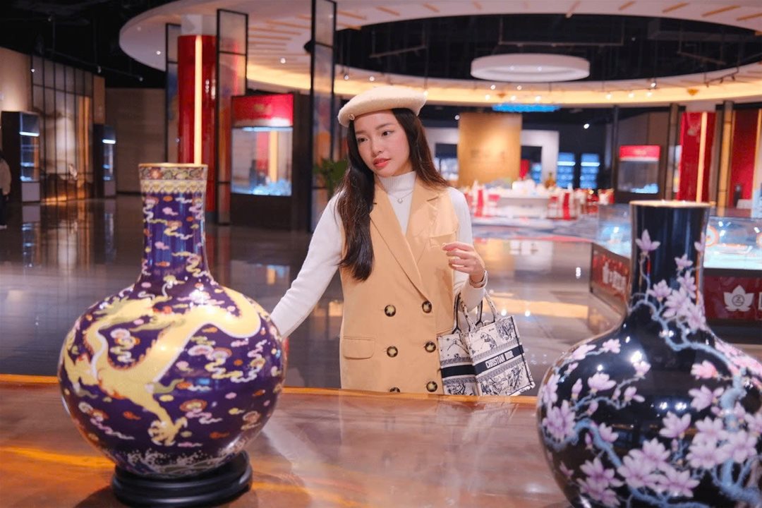 Ms. Ngoc beside Jiangxi ceramic masterpieces – A perfect blend of tradition and modernity.