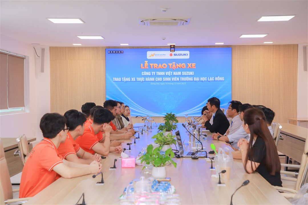 Sinh viên LHU nhận trang thiết bị thực hành trị giá 100 triệu từ Suzuki