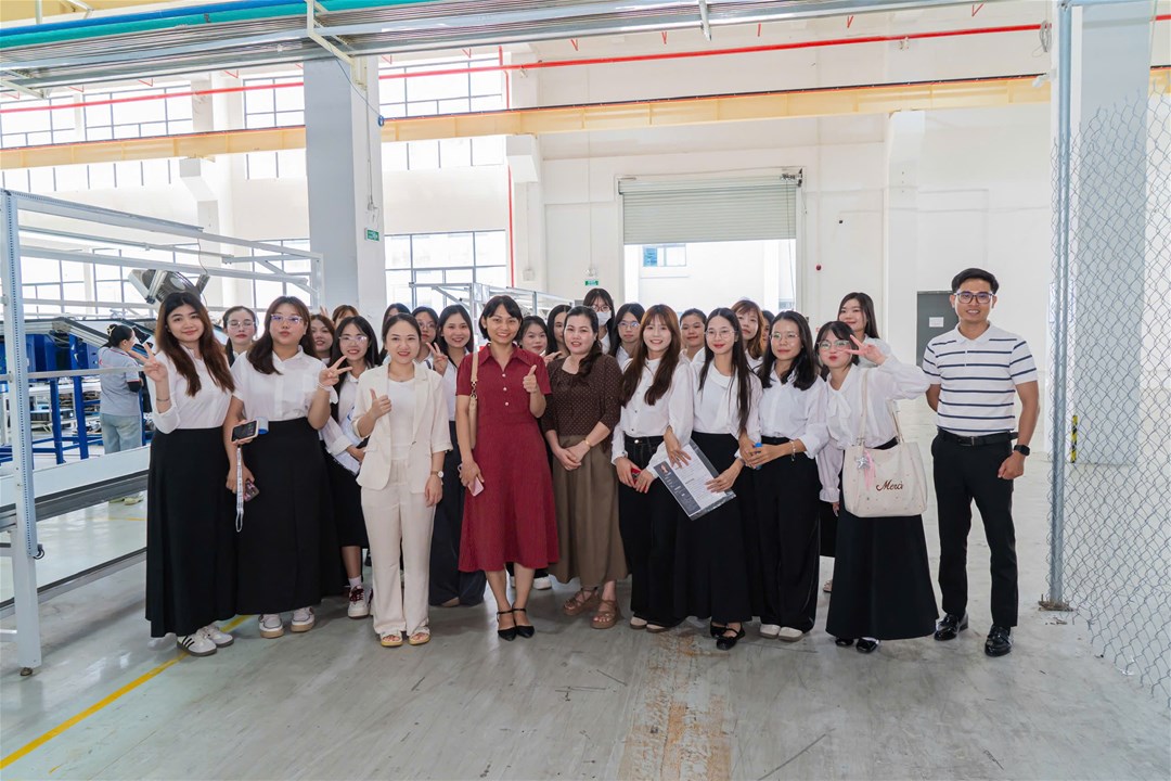 ​​​​​​​Đoàn giảng viên, sinh viên và đại diện doanh nghiệp tại Công ty TNHH Anctek Việt Nam